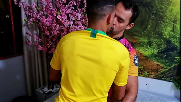 JOGADOR GARANHÃO E DOTADO, FODENDO CU DE MACHO PELA PRIMEIRA VEZ.