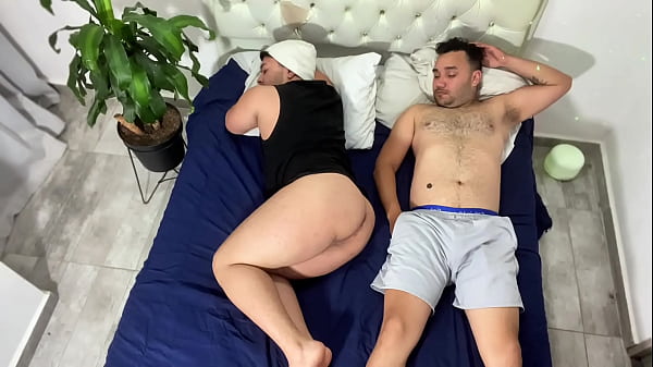 My stepbrother wakes me up by putting his big cock in my ass when he wakes up – hard sex in the morning