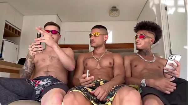 Chamei meu amigo hetero pra experimentar um putinho safado comigo. – Free