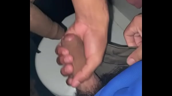 NO BANHEIRO DA BOATE PARTE 1