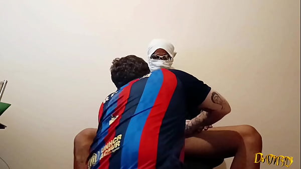 O tesão acumulado tava tanto que gozou em um minuto, faz tempo que a esposa não libera então ele veio se aliviar (COMPLETO NO RED)