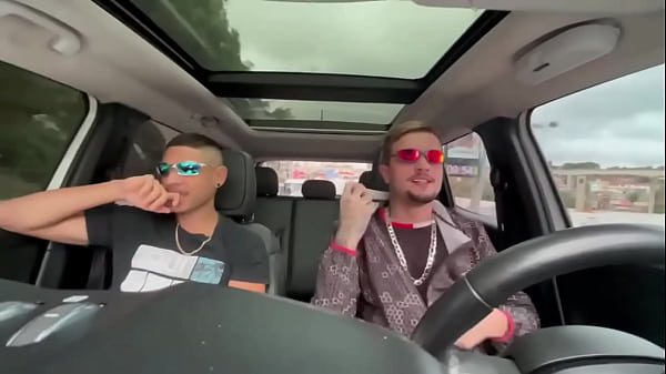 Peguei uma carona com um amigo e ele acabou me comendo no carro e gozando na minha cara.