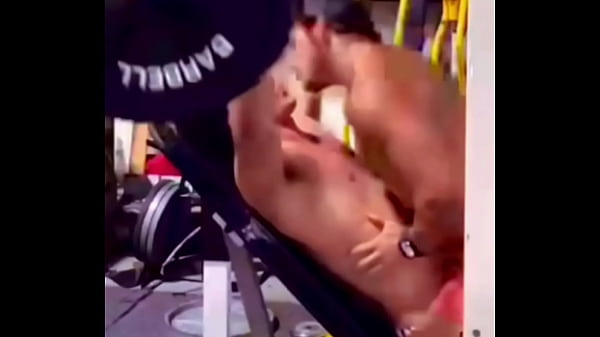 Personal ficou dando em cima até eu levar ele pra casa e fuder . – Free