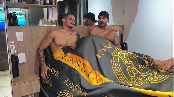 Sonho do meu amigo era me mamar enquanto dava pra outro pauzudo. – Free